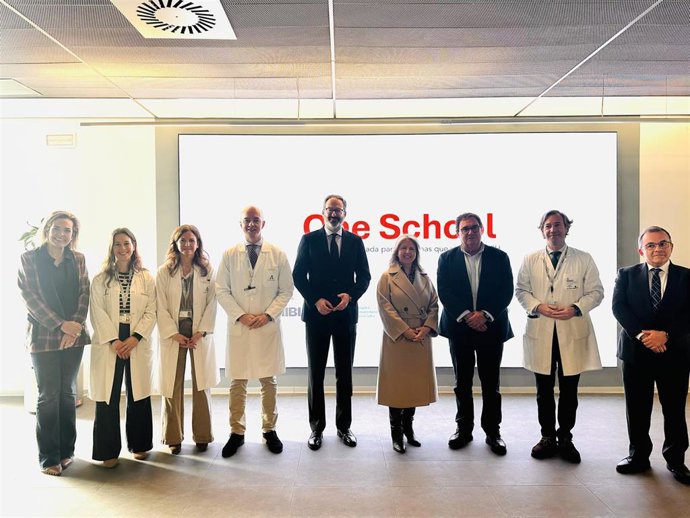 Autoridades y profesionales en la presentación del proyecto 'One School'.