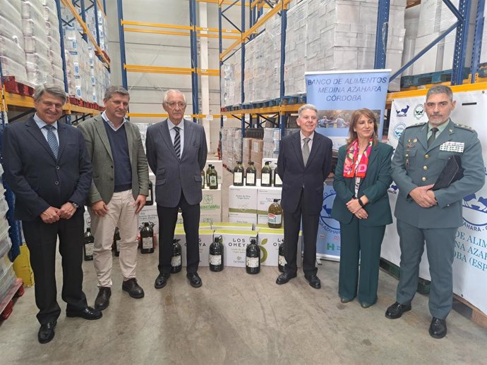 La donación de más de 600 litros de aceite de oliva virgen extra (AOVE) al Banco de Alimentos de aceitunas incautadas en operaciones de la Guardia Civil.