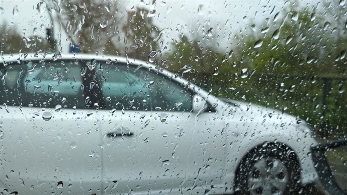 Archivo - Arquivo - Chuva na janela de um veículo