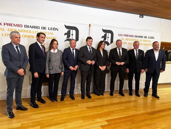 Mañueco en la entrega del Premio del Diario de León junto a su director, y la presidenta del periódico.