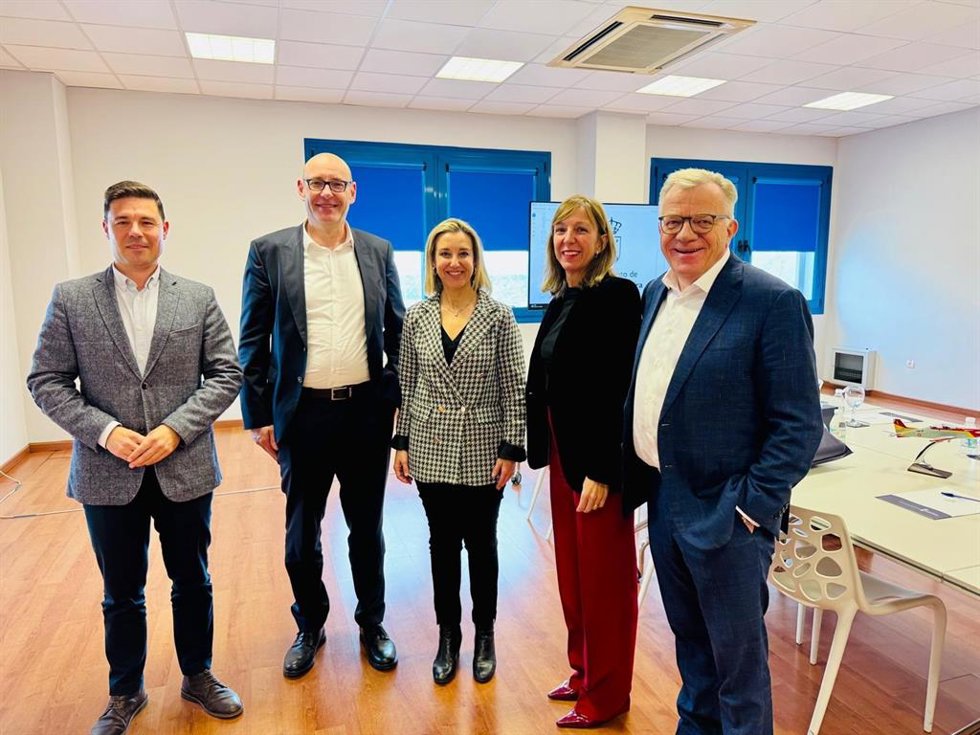 Ana Isabel Jiménez con los directivos de Pilatus
