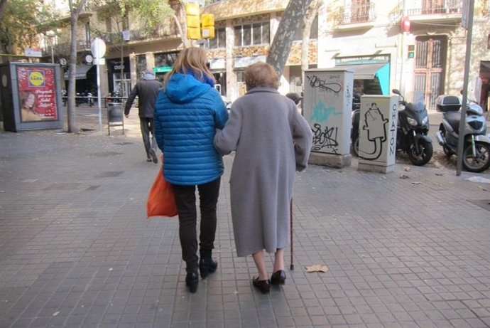 Archivo - Una mujer mayor del brazo de una mujer joven.