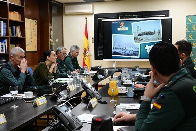La directora general de la Guardia Civil, Mercedes González, en una reunión con mandos de la Comandancia de Algeciras.
