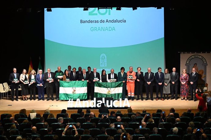 Acto de entrega de banderas por el 28F en Granada