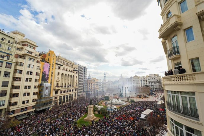 Archivo - Cientos de personas durante una ‘mascletà’
