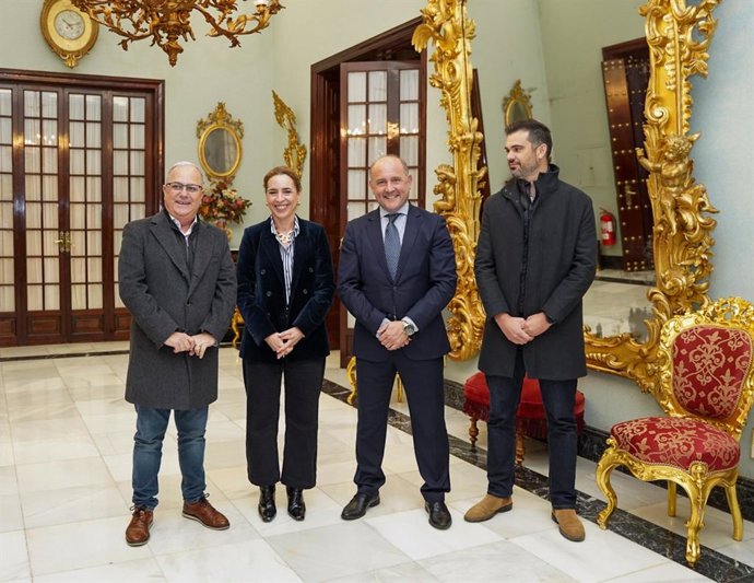 Almudena Martínez con representantes de Fecopesca.
