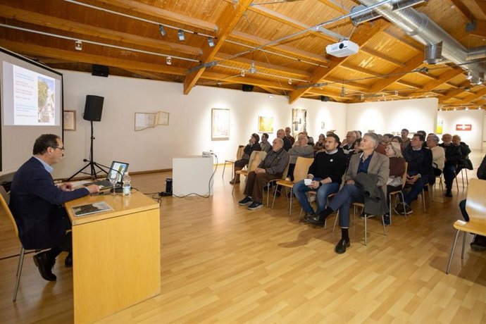 José Cabello Núñez, archivero municipal de La Puebla de Cazalla, en su conferencia en Alcalá