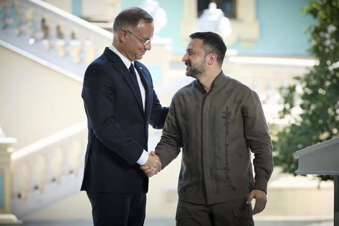 Archivo - August 24, 2024, Kyiv, Kiev Oblast, Ukraine: Ukrainian President Volodymyr Zelenskyy, right, shakes hands with Polish President Andrzej Duda following a joint press conference on the 33rd Anniversary of Ukraine Independence, August 24, 2024 in K
