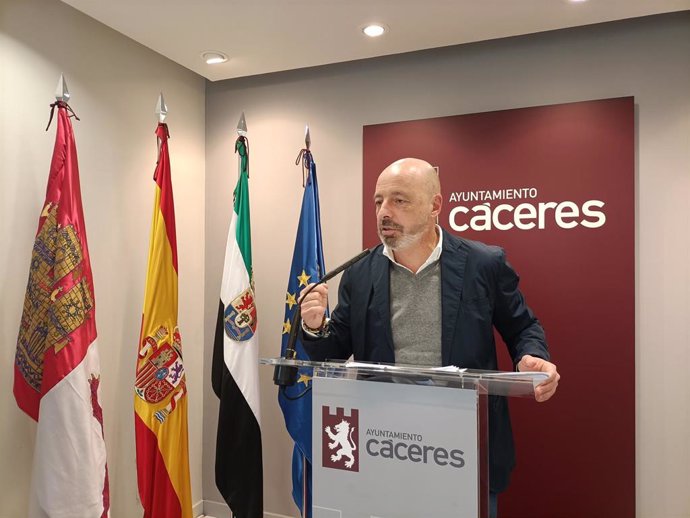 El concejal de Servicios Públicos, Pedro Muriel, en rueda de prensa