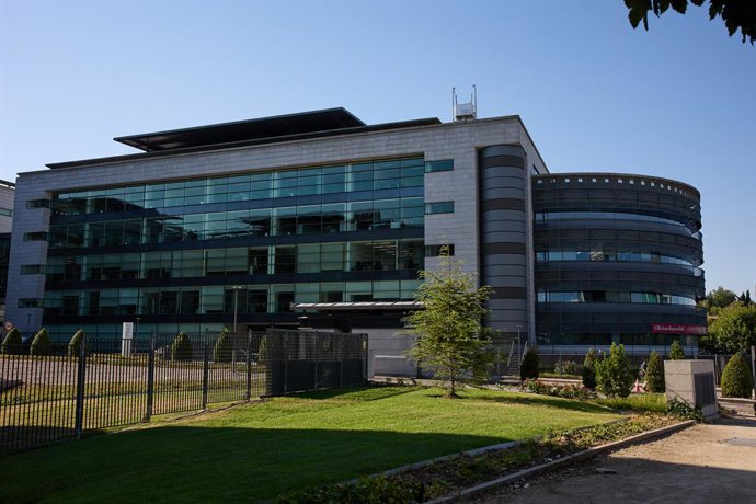 Archivo - Complejo de empresas donde se encuentra la sede de Hispasat, en la calle Anabel Segura 11, a 8 de agosto de 2022, en Madrid (España). Hispasat es una empresa española operadora de satélites de comunicaciones que ofrece cobertura en América, Euro