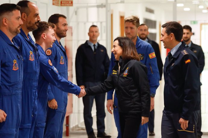 La ministra de Defensa, Margarita Robles, durante la visita a la Patrulla Águila, en la Academia General del Aire (AGA), a 21 de febrero de 2025, en San Javier, Murcia (España). Robles visita a la Patrulla Águila en la Academia General del Aire (AGA) en S