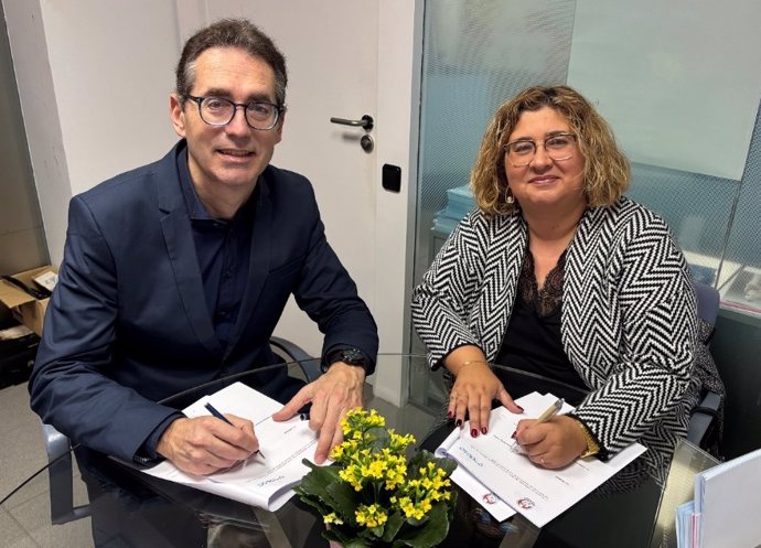 El responsable de Punts de Servei i Oficines Comercials d'Endesa a Catalunya Occidental, Carlos Gómez, i la presidenta de l'associació, Vanesa Arroyo