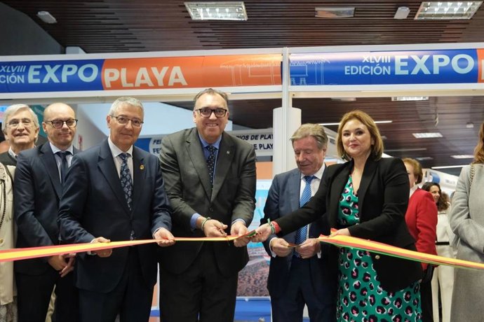 El consejero de Turismo y Andalucía Exterior, Arturo Bernal, ha inaugurado este viernes en Torremolinos (Málaga), una nueva edición de Expoplaya, junto a la alcaldesa, Margarita del Cid.