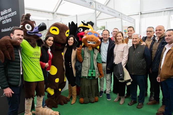 La vicepresidenta Primera de la Diputación de Cáceres, Esther Gutiérrez, con las mascotas de los territorios naturales cacereños