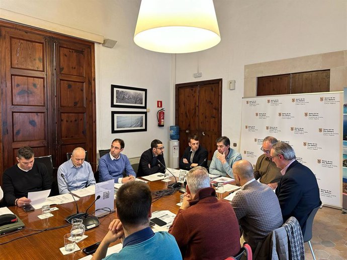 El conseller de Turismo, Cultura y Deportes, Jaume Bauzà, reunido con el jurado del premio Cornelius Atticus 2024.