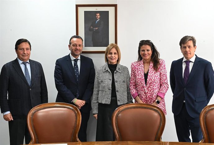 García-Pelayo con representantes de CaixaBank.