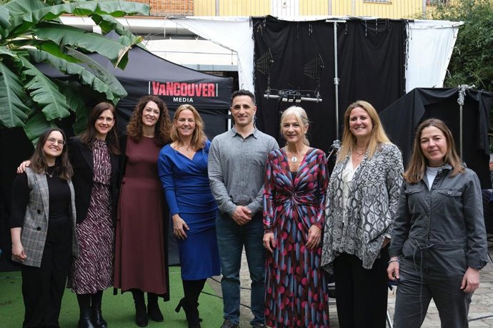 La consejera de Cultura y Deporte, Patricia del Pozo, con miembros del rodaje de 'Berlín' en Sevilla.