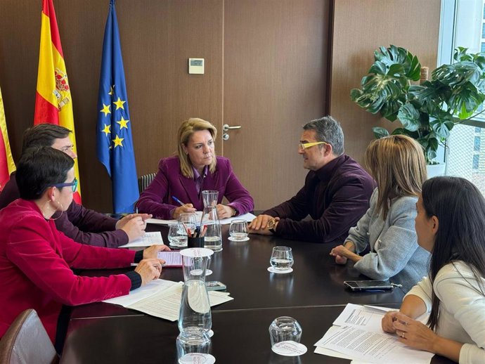 La vicepresidenta primera y consellera de Servicios Sociales, Igualdad y Vivienda, Susana Camarero, se reúne con representantes de la Federación Española de Enfermedades Raras (FEDER)