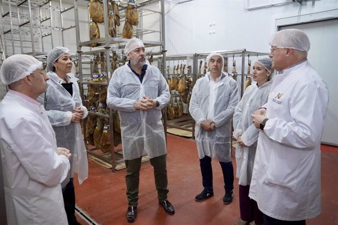 El alcalde de Santomera, Víctor Martínez, visita las instalaciones de la empresa alimentaria 'Nicolás y Valero'
