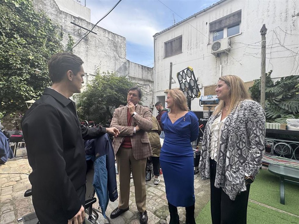 La delegada de Turismo y Cultura del Ayuntamiento de Sevilla, Angie Moreno, en el rodaje de la segunda temporada de 'Berlín'.