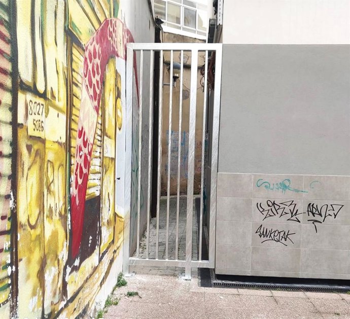 El Ayuntamiento de Vitoria cierra el callejón de Eulogio Serdán para mejorar la seguridad en el barrio de Coronación