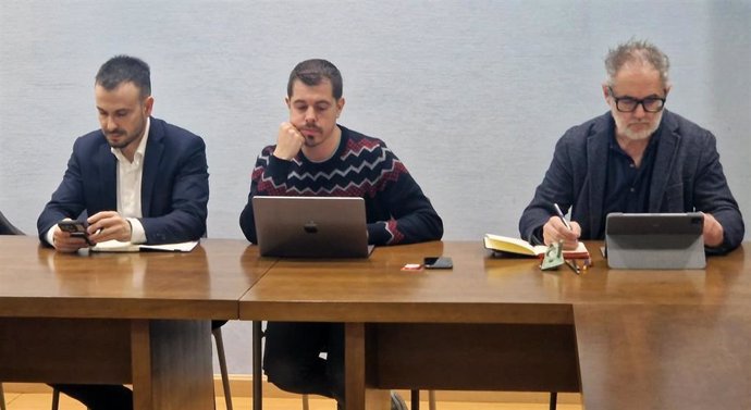 El director general de Vivienda del Principado de Asturias, Jesús Daniel Sánchez, el portavoz municipal de IU en Gijón, Javier Suárez Llana; y el diputado nacional de Sumar, Rafael Cofiño.