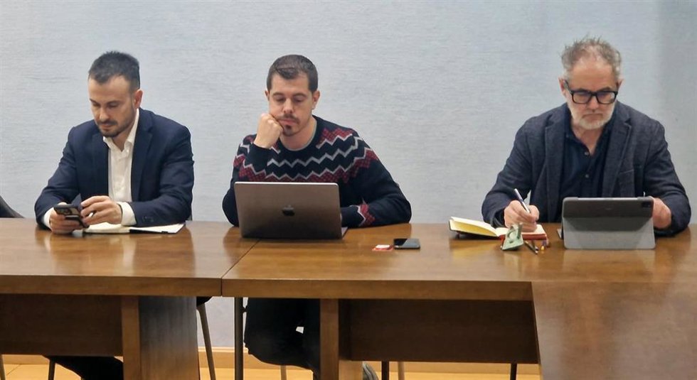 El director general de Vivienda del Principado de Asturias, Jesús Daniel Sánchez, el portavoz municipal de IU en Gijón, Javier Suárez Llana; y el diputado nacional de Sumar, Rafael Cofiño.