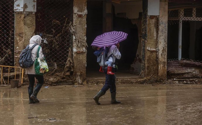 Archivo - Una personas con un paraguas, a 13 de noviembre de 2024, en Paiporta, Valencia, Comunidad Valenciana (España). El pasado 29 de octubre una DANA asoló la provincia de Valencia. 