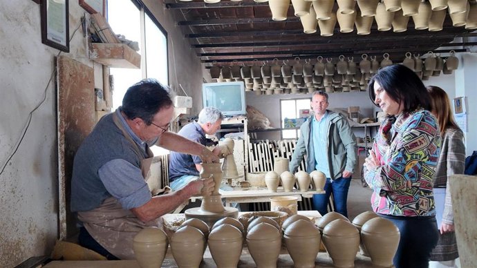 Gálvez (dcha.), durante la visita a uno de los talleres artesanos de cerámica de La Rambla.