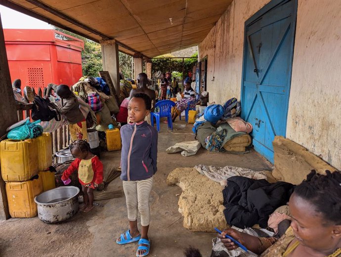 Archivo - NORTH KIVU, Jan. 16, 2025  -- People take refuge in the Lubero territory of the eastern province of North Kivu, Democratic Republic of the Congo (DRC), Jan. 14, 2025. About 200,000 people have been displaced in the eastern DRC, due to intense fi