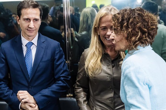 Archivo - La vicepresidenta segunda y ministra de Hacienda y Función Pública, María Jesús Montero (1d)  y la consejera de Hacienda de la Comunidad de Madrid, Rocío Albert (2d), a su llegada a una reunión del Consejo de Política Fiscal y Financiera (CPFF) 