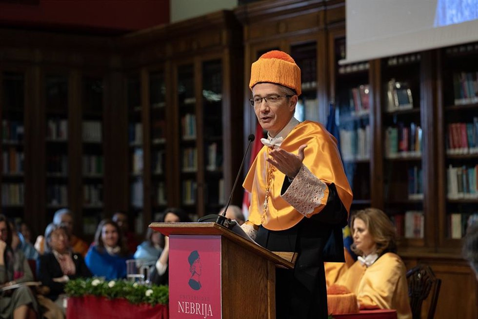 Archivo - El exgobernador del Banco de España, Hernández de Cos, investido doctor 'honoris causa' por la Universidad Nebrija.
