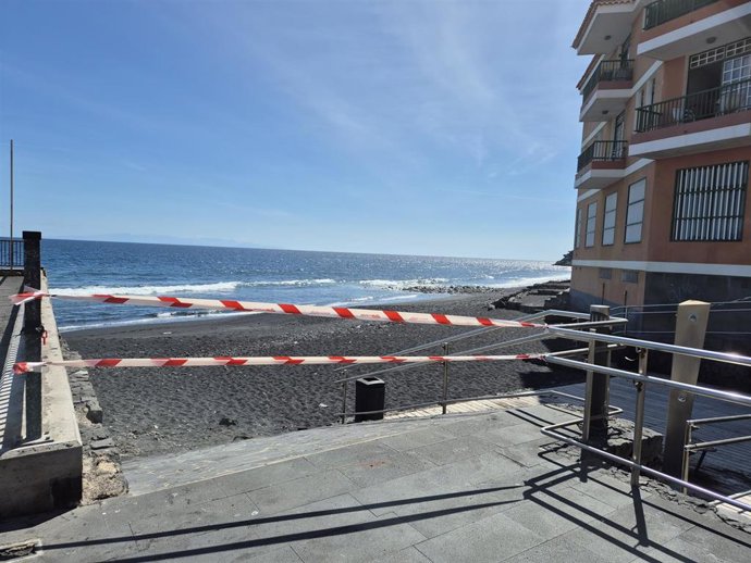 Playa de Candelaria cerrada al baño