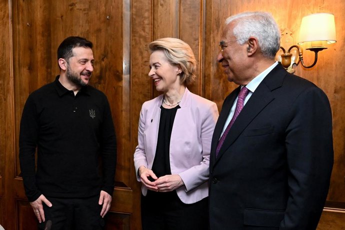 HANDOUT - 14 de fevereiro de 2025, Baviera, Munique: (da esquerda para a direita) O presidente ucraniano Volodymyr Zelensky, a presidente da Comissão Europeia, Ursula von der Leyen, e o presidente do Conselho da UE, Antonio Costa, conversam à margem da 61