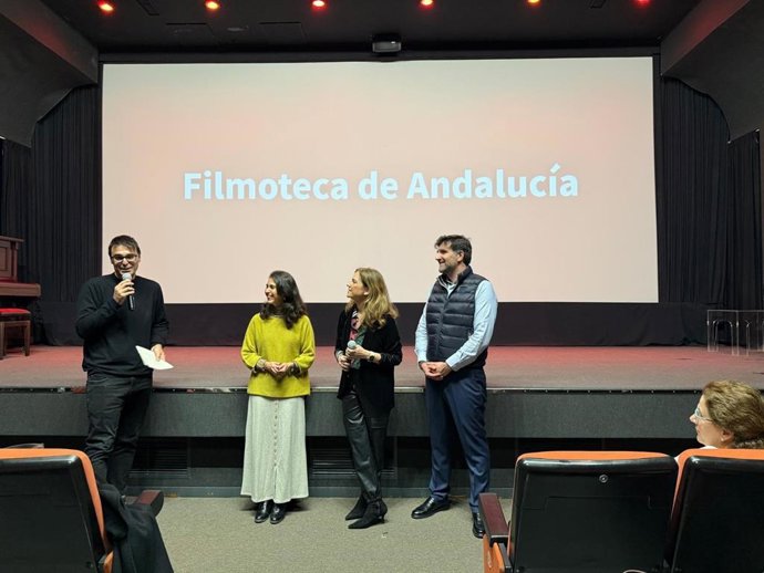 Participantes en la celebración del encuentro y proyección del documental 'La Vida en una Gota'.