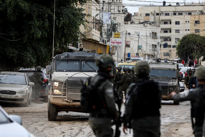 19 de fevereiro de 2025: Jenin, Cisjordânia, Palestina. 19 de fevereiro de 2025. O exército israelense impede que os residentes do campo de refugiados de Jenin voltem a entrar no campo depois de terem sido deslocados na última operação militar israelense 