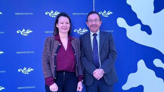 Leire Pajín (i), eurodiputada socialista, junto a Andrés Perelló (d), director general de Casa Mediterráneo.