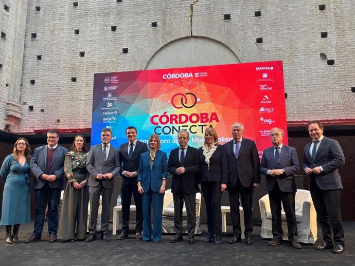Bellido (5º izda.), en una foto de familia con los participantes en el foro Conecta Córdoba.