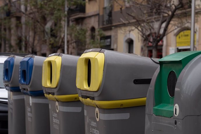 Archivo - Uns contenidors d'escombraries a Barcelona