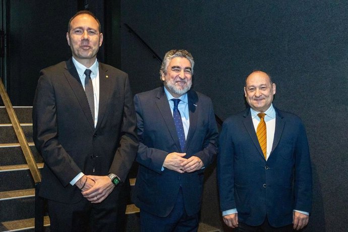 De izquierda a derecha: el conseller de Deportes de la Generalitat, Berni Álvarez, el presidente del CSD, José Manuel Rodríguez Uribes, y el presidente de FGC, Carles Ruiz