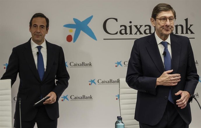 Archivo - El consejero delegado de CaixaBank, Gonzalo Gortázar (i) y el presidente de la entidad, José Ignacio Goirigolzarri (d), durante la presentación de los resultados de CaixaBank correspondientes al ejercicio 2022, a 3 de febrero de 2023, en Valenci