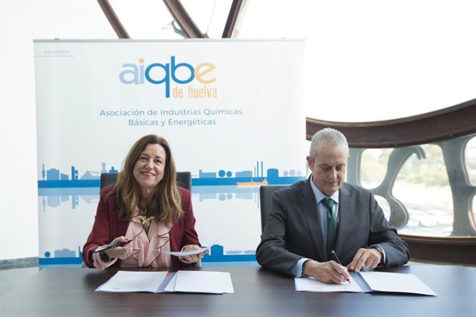 La consejera de Desarrollo Educativo y Formación Profesional, María del Carmen Castillo, y el presidente de Aiqbe, Juan del Olmo, en la firma del protocolo.