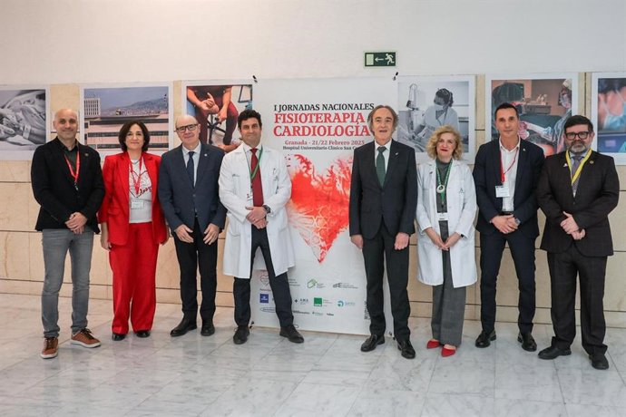 El delegado de Salud y Consumo de la Junta en Granada, Indalecio Sánchez-Montesinos (4d), ha asistido a las I Jornadas Nacionales de Fisioterapia en Cardiología con el director del Clínico, Manuel Reyes (4i), y el rector de la UGR, Pedro Mercado (3i)