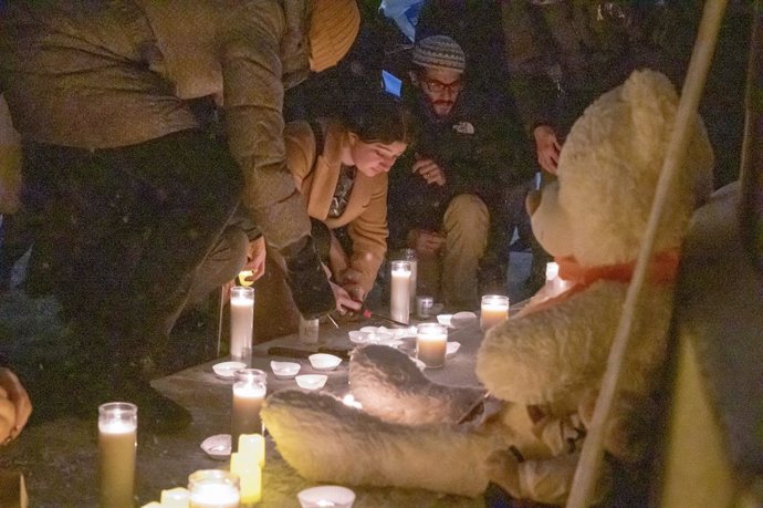 February 20, 2025, New York, New York, United states: (new) candlelight vigil to mourn hostages dead bodies returned by hamas. February 20, 2025, new york, new york, usa: israeli expats and supporters light candles at a candlelight vigil to honor three is