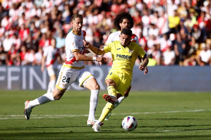 Archivo - Yeremy Pino intenta rematar ante Florian Lejeune en un Rayo Vallecano-Villarreal CF
