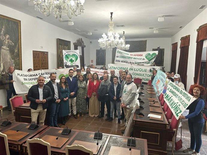 Alcaldes, portavoces y otros cargos institucionales y orgánicos del PSOE y de IU y miembros de la Coordinadora en Defensa de la Sanidad Pública del Área Sur de Córdoba en el encierro en la Diputación de Córdoba.