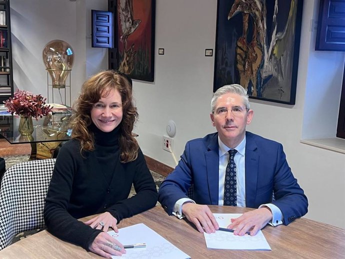 El CEO del Palacio de Congresos, Juan Salado, y la directora del C3A, Jimena Blázquez, en la firma del acuerdo.