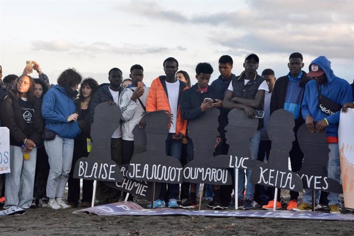 Decenas de personas participan en una marcha por el aniversario de la tragedia de la playa de El Tarajal, a 8 de febrero de 2025, en Ceuta (España).