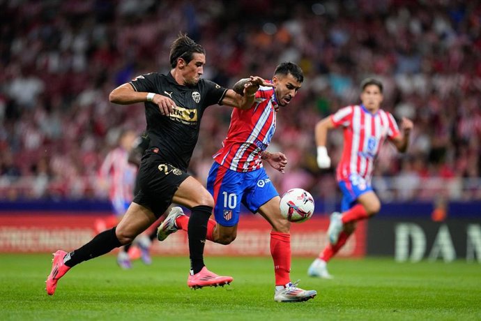 Archivo - El delantero del Atlético de Madrid Ángel Correa disputa un balón ante el defensa che Jesús Vázquez enen el partido de la ida de LaLiga EA Sports.