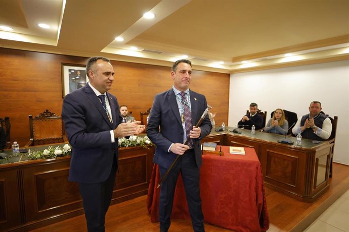 Jorge Sánchez, flamante alcalde de Alhendín, en presencia de su antecesor y primer teniente de alcalde, Francis Rodríguez